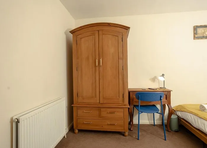 Charming And Cosy Home- Sleeps 4, Free Parking, Private Patio - Steps From Warwick Castle & Town! Perfect For Workstations, Races And Cotswolds Getaways! Book Now