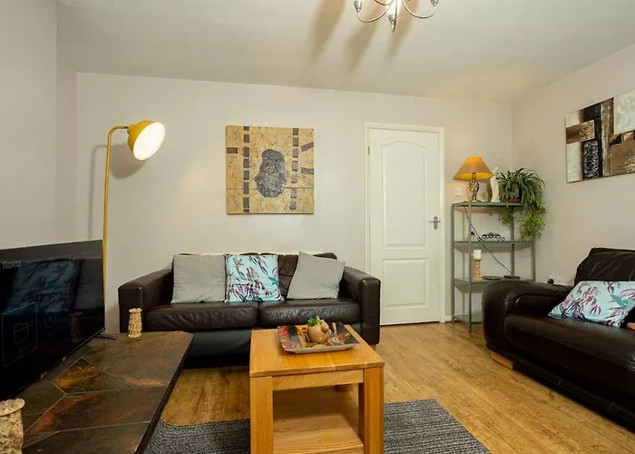 Charming And Cosy Home- Sleeps 4, Free Parking, Private Patio - Steps From Warwick Castle & Town! Perfect For Workstations, Races And Cotswolds Getaways! Book Now