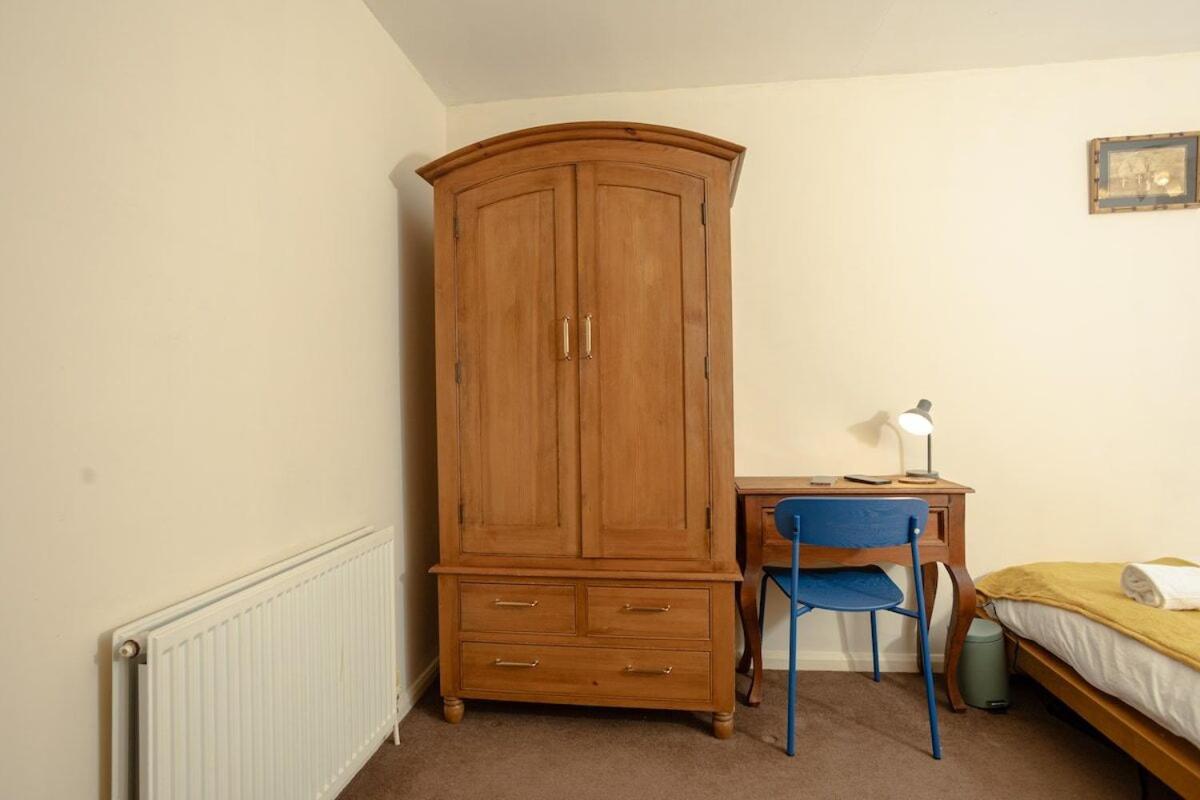 Charming And Cosy Home- Sleeps 4, Free Parking, Private Patio - Steps From Castle & Town! Perfect For Workstations, Races And Cotswolds Getaways! Book Now *