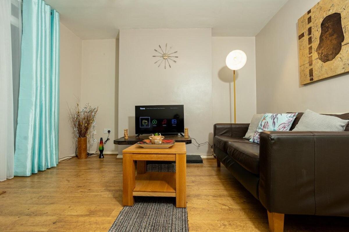 Charming And Cosy Home- Sleeps 4, Free Parking, Private Patio - Steps From Castle & Town! Perfect For Workstations, Races And Cotswolds Getaways! Book Now Hébergement de vacances *