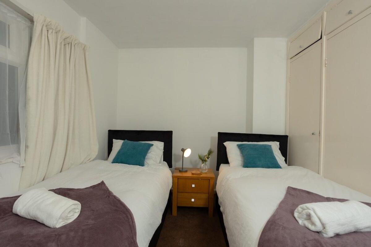 Charming And Cosy Home- Sleeps 4, Free Parking, Private Patio - Steps From Castle & Town! Perfect For Workstations, Races And Cotswolds Getaways! Book Now * Warwick (Warwickshire)
