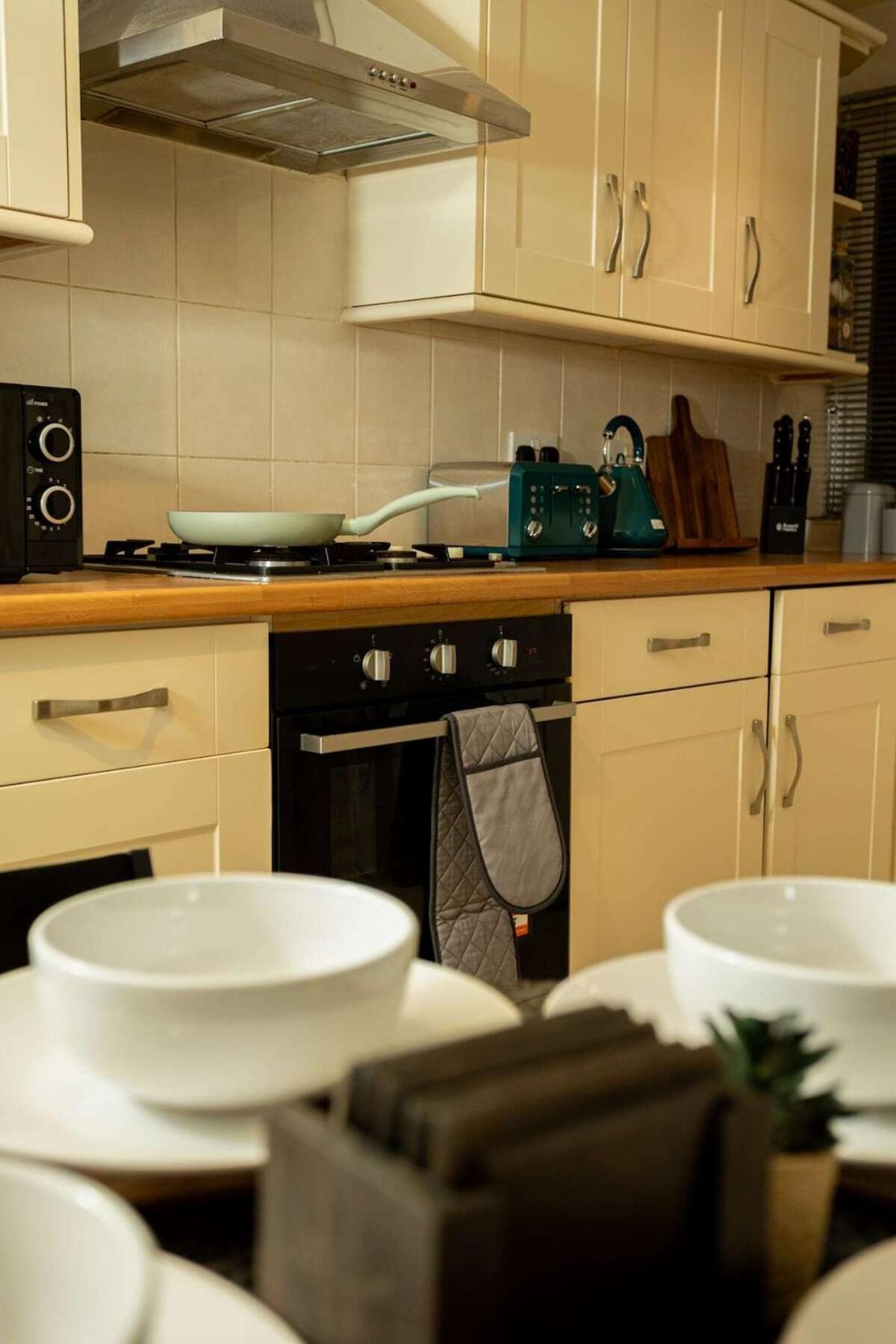 Hébergement de vacances Charming And Cosy Home- Sleeps 4, Free Parking, Private Patio - Steps From Castle & Town! Perfect For Workstations, Races And Cotswolds Getaways! Book Now