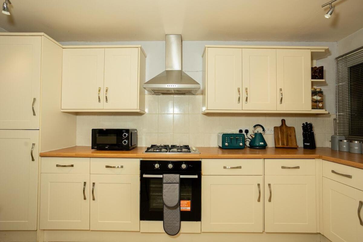 Charming And Cosy Home- Sleeps 4, Free Parking, Private Patio - Steps From Castle & Town! Perfect For Workstations, Races And Cotswolds Getaways! Book Now * Warwick (Warwickshire)