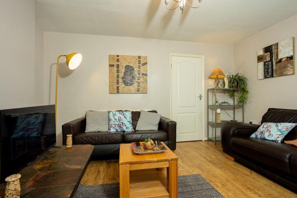 Charming And Cosy Home- Sleeps 4, Free Parking, Private Patio - Steps From Castle & Town! Perfect For Workstations, Races And Cotswolds Getaways! Book Now