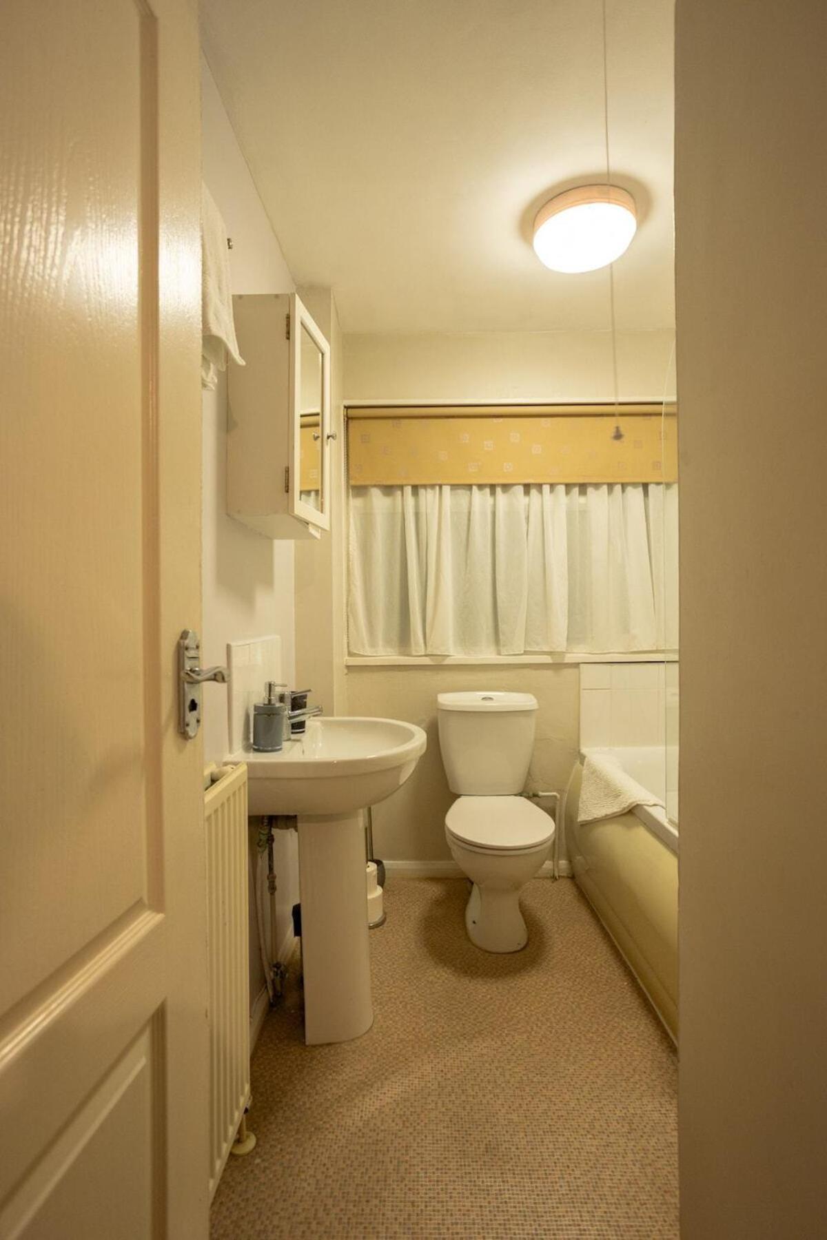 Hébergement de vacances Charming And Cosy Home- Sleeps 4, Free Parking, Private Patio - Steps From Castle & Town! Perfect For Workstations, Races And Cotswolds Getaways! Book Now
