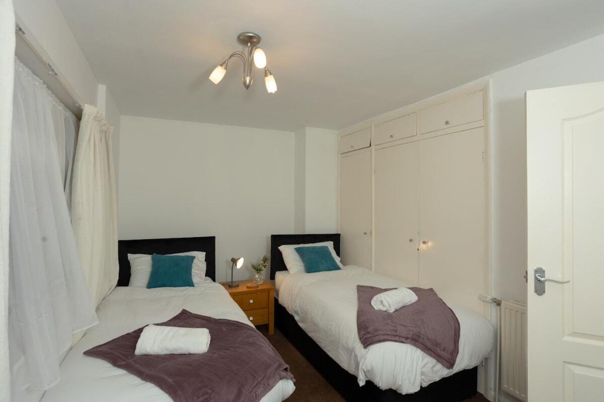 Charming And Cosy Home- Sleeps 4, Free Parking, Private Patio - Steps From Castle & Town! Perfect For Workstations, Races And Cotswolds Getaways! Book Now Hébergement de vacances *
