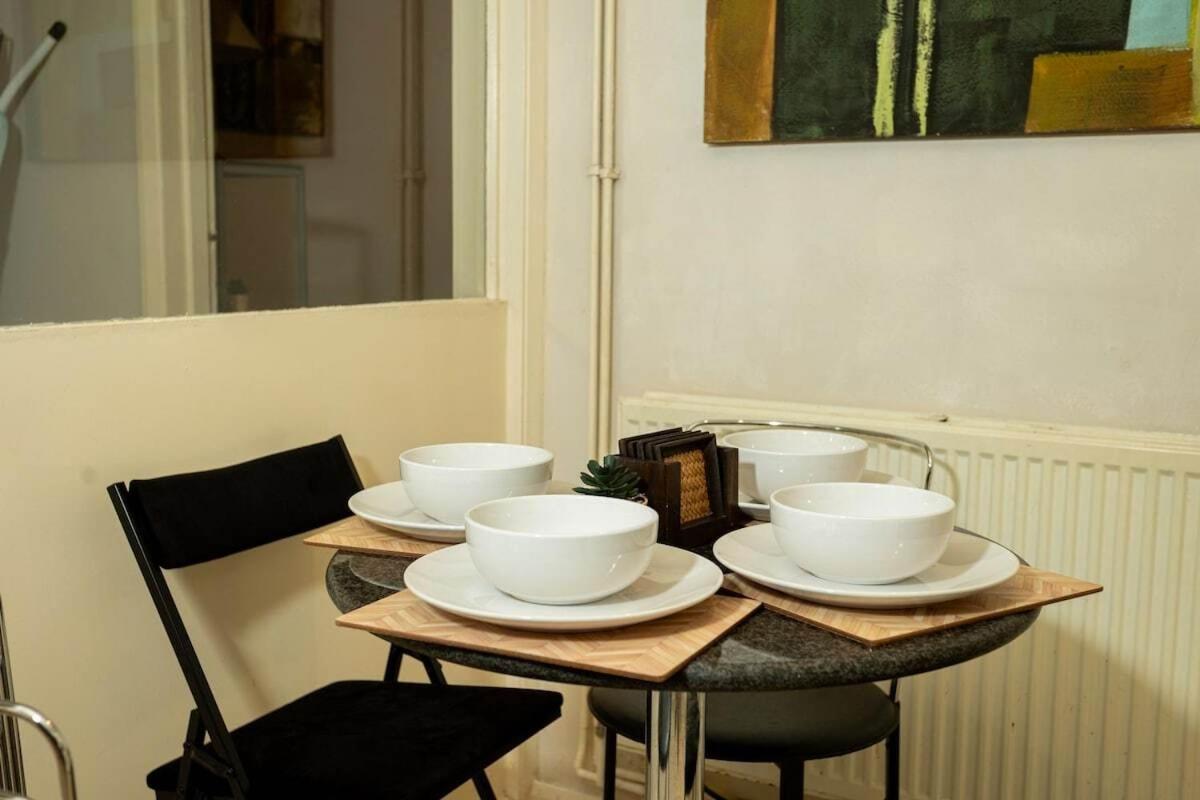 Hébergement de vacances Charming And Cosy Home- Sleeps 4, Free Parking, Private Patio - Steps From Castle & Town! Perfect For Workstations, Races And Cotswolds Getaways! Book Now *