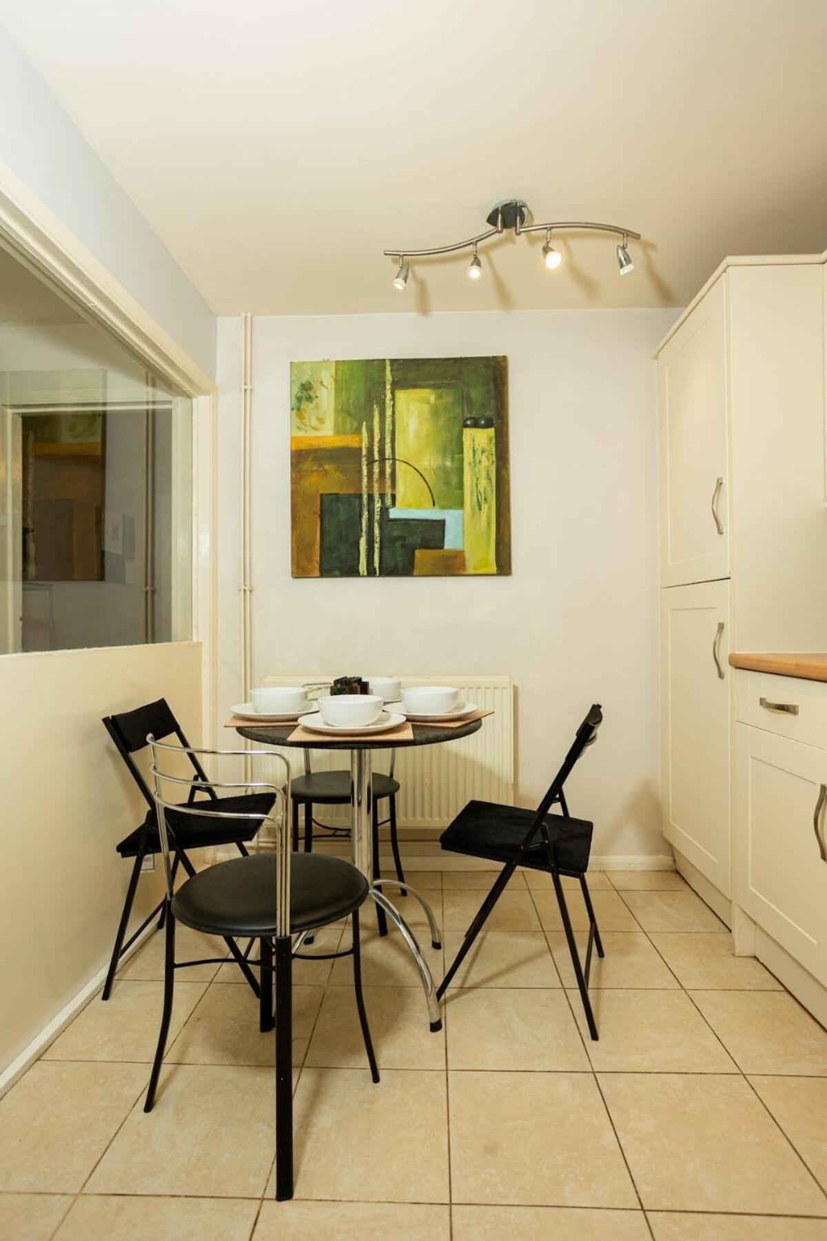 Charming And Cosy Home- Sleeps 4, Free Parking, Private Patio - Steps From Castle & Town! Perfect For Workstations, Races And Cotswolds Getaways! Book Now * Warwick (Warwickshire)