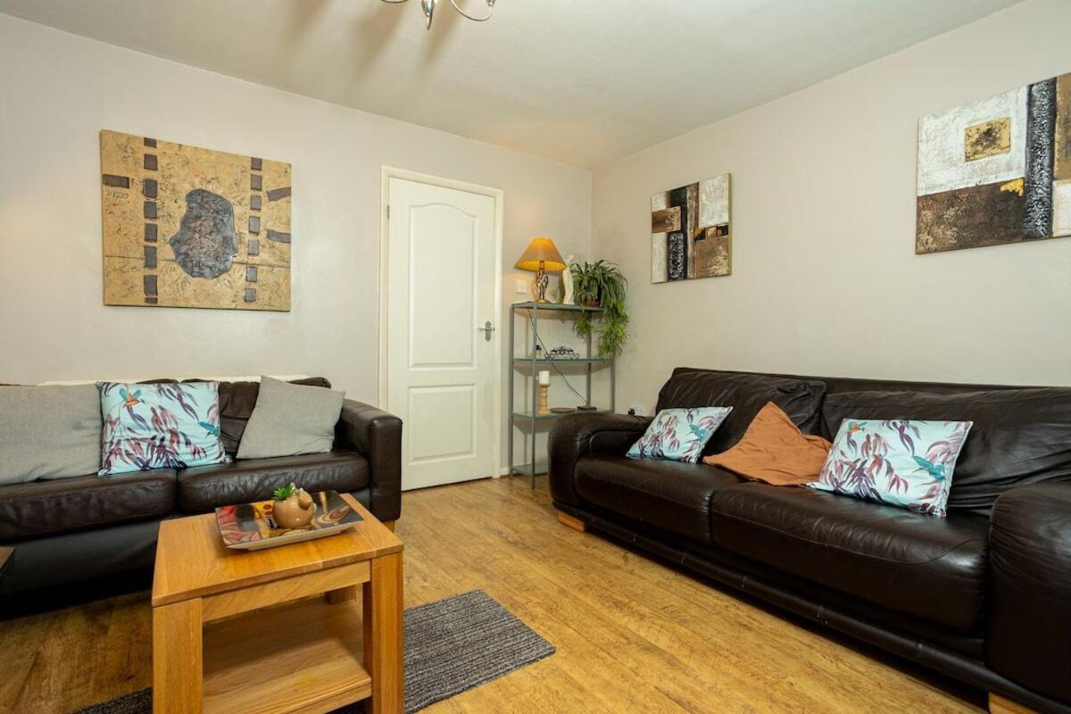 Charming And Cosy Home- Sleeps 4, Free Parking, Private Patio - Steps From Castle & Town! Perfect For Workstations, Races And Cotswolds Getaways! Book Now Hébergement de vacances