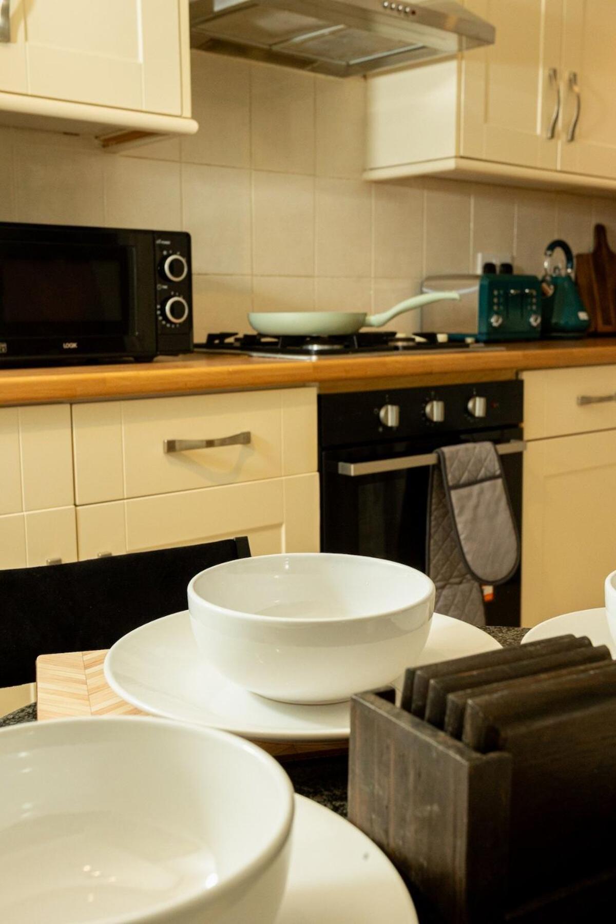 Hébergement de vacances Charming And Cosy Home- Sleeps 4, Free Parking, Private Patio - Steps From Castle & Town! Perfect For Workstations, Races And Cotswolds Getaways! Book Now