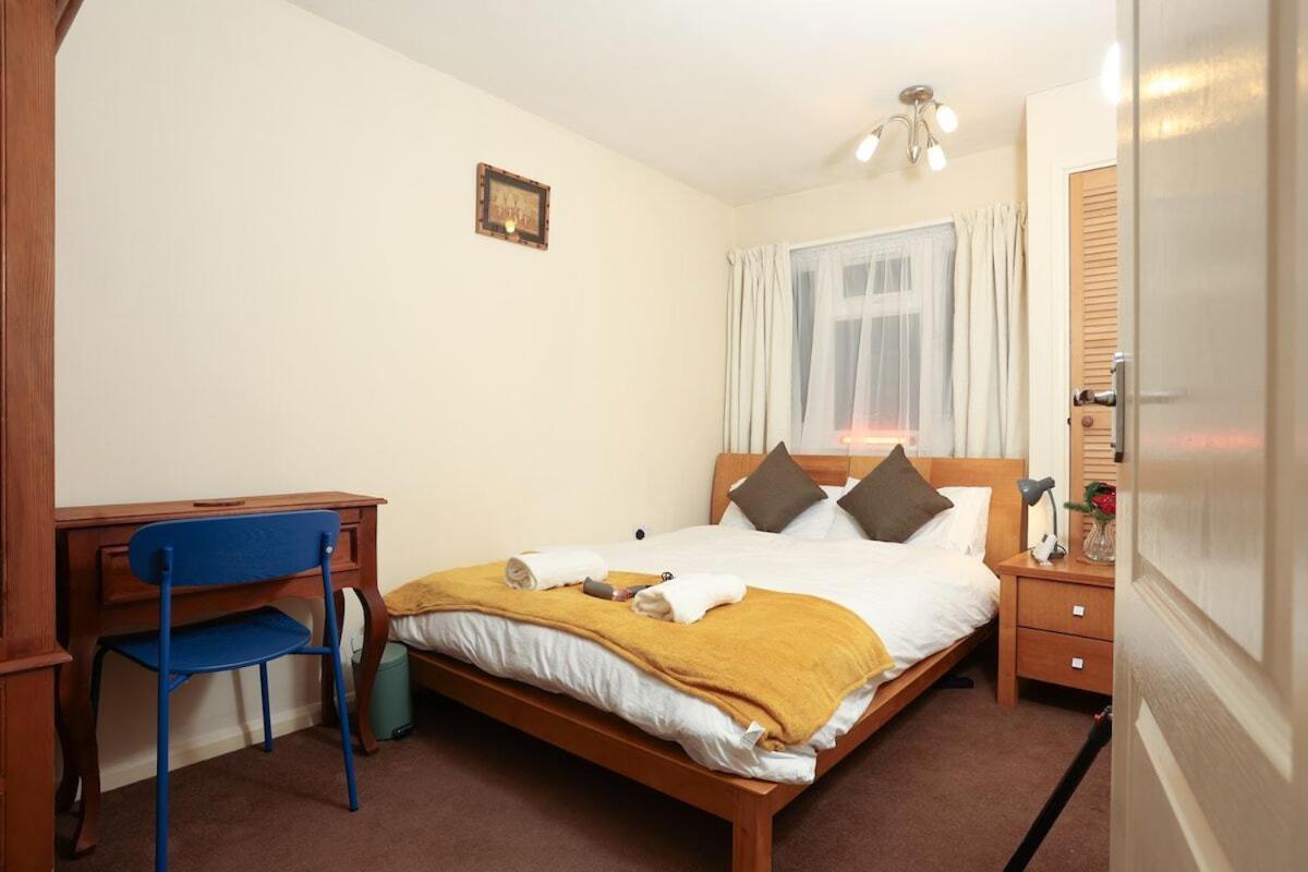 Hébergement de vacances Charming And Cosy Home- Sleeps 4, Free Parking, Private Patio - Steps From Castle & Town! Perfect For Workstations, Races And Cotswolds Getaways! Book Now Warwick (Warwickshire)