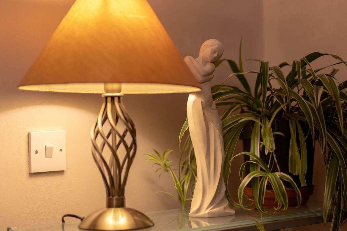Charming And Cosy Home- Sleeps 4, Free Parking, Private Patio - Steps From Castle & Town! Perfect For Workstations, Races And Cotswolds Getaways! Book Now *