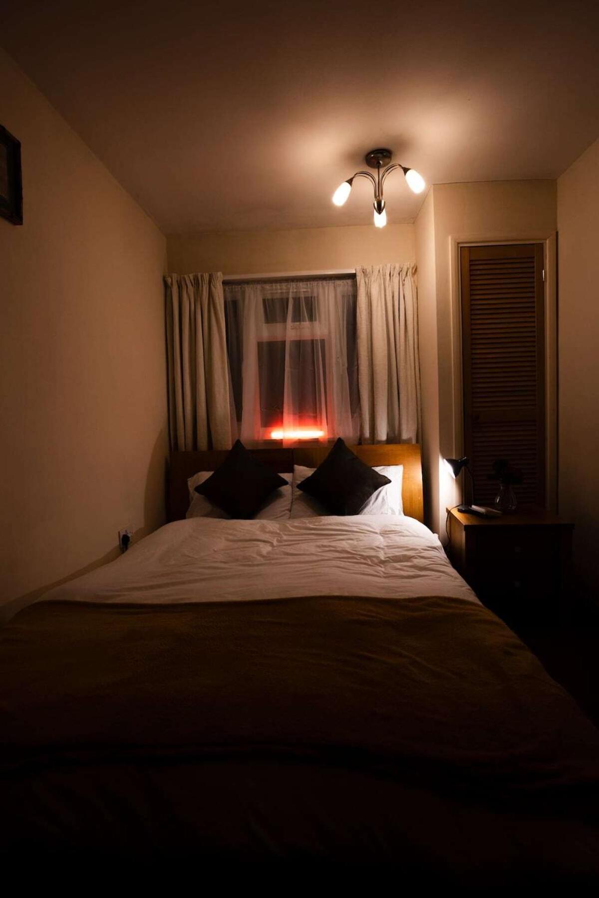 Charming And Cosy Home- Sleeps 4, Free Parking, Private Patio - Steps From Castle & Town! Perfect For Workstations, Races And Cotswolds Getaways! Book Now Warwick (Warwickshire)