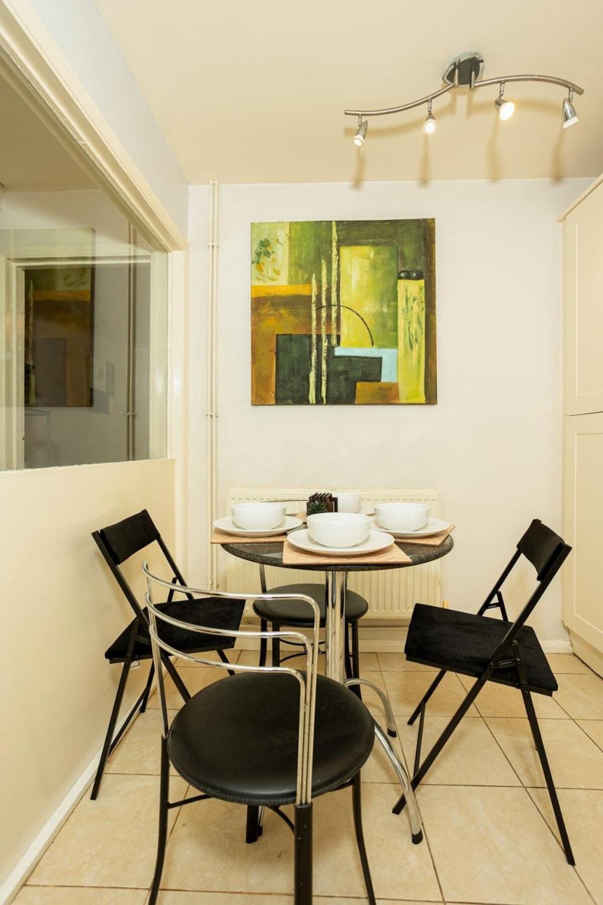 Charming And Cosy Home- Sleeps 4, Free Parking, Private Patio - Steps From Castle & Town! Perfect For Workstations, Races And Cotswolds Getaways! Book Now * Warwick (Warwickshire)