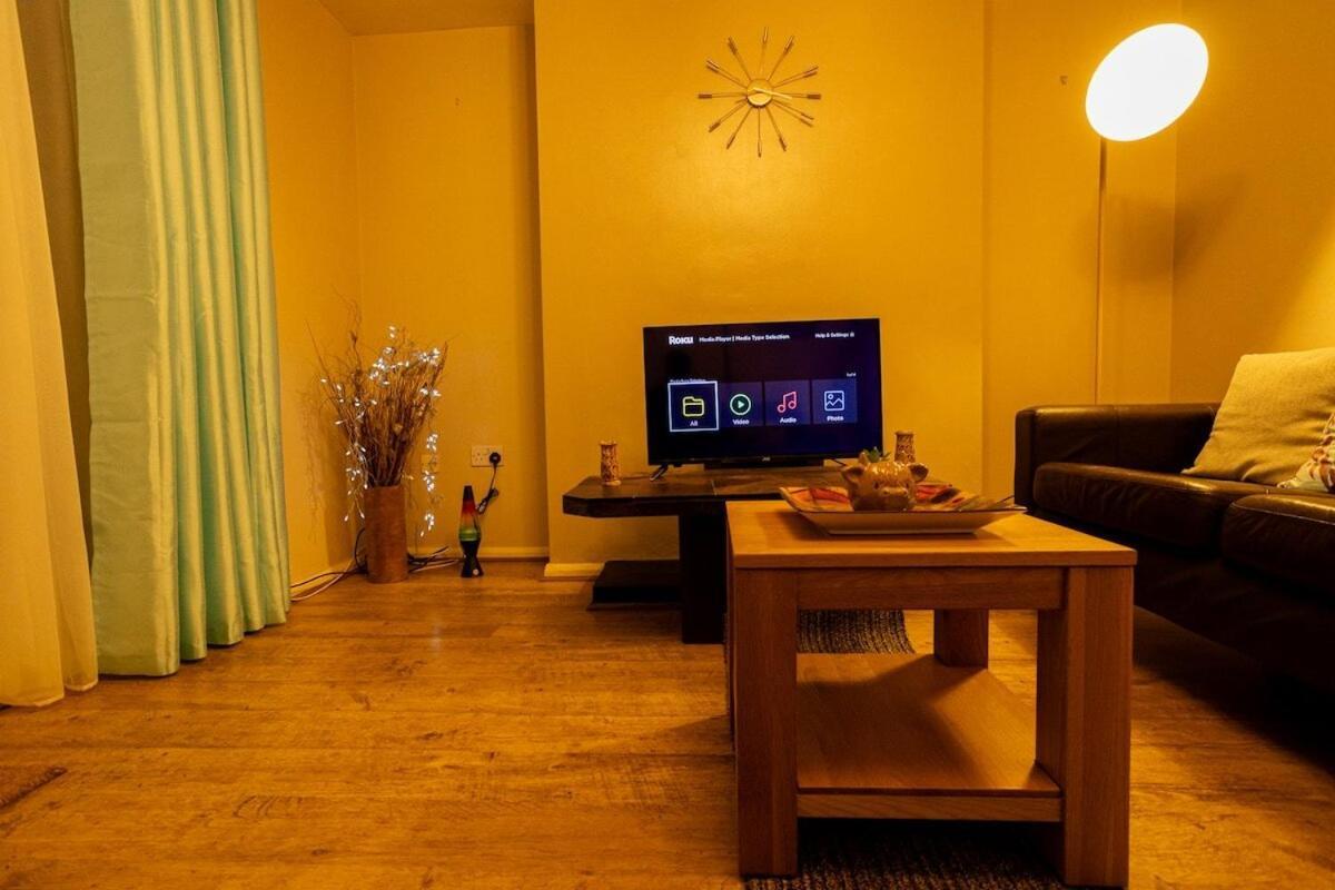 Hébergement de vacances Charming And Cosy Home- Sleeps 4, Free Parking, Private Patio - Steps From Castle & Town! Perfect For Workstations, Races And Cotswolds Getaways! Book Now *