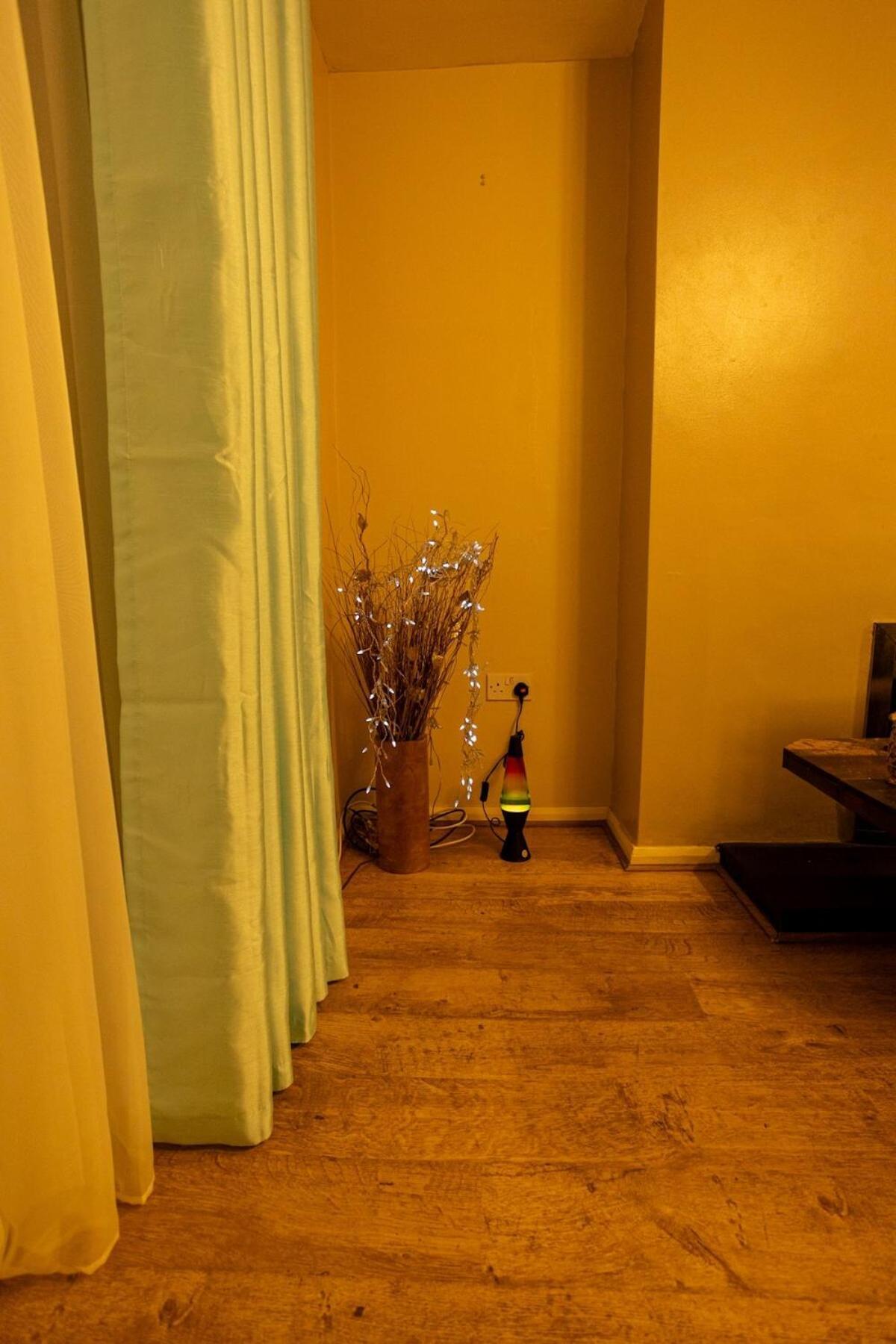 Charming And Cosy Home- Sleeps 4, Free Parking, Private Patio - Steps From Castle & Town! Perfect For Workstations, Races And Cotswolds Getaways! Book Now *