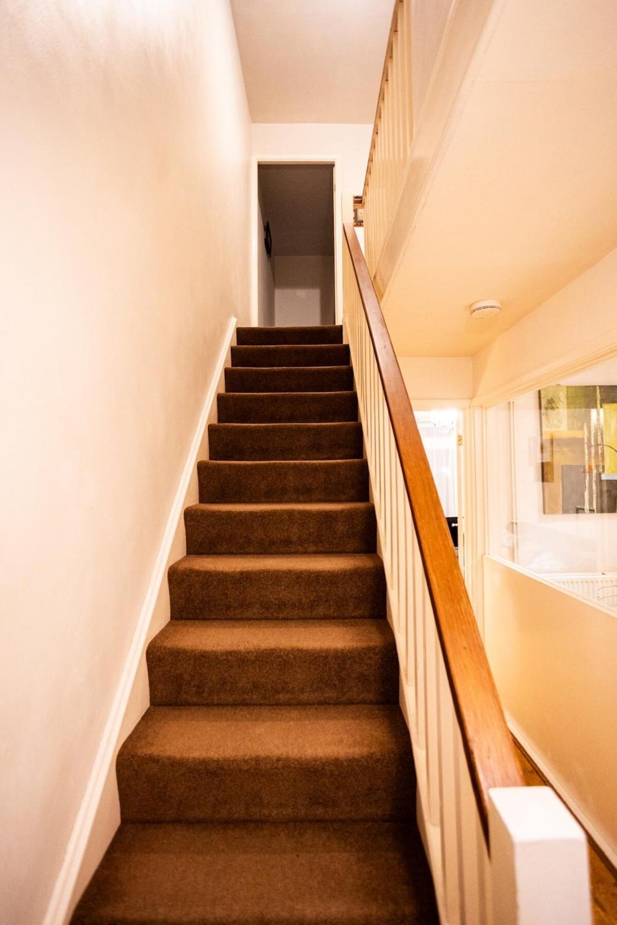 Charming And Cosy Home- Sleeps 4, Free Parking, Private Patio - Steps From Castle & Town! Perfect For Workstations, Races And Cotswolds Getaways! Book Now Hébergement de vacances